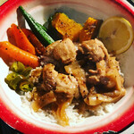 アフリカ大陸 - セネガル料理。
ヤッサ ギナル チキンを玉ねぎとレモンでマリネードして煮込んだソース。とライス。
¥1000