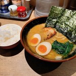 麺屋台 横綱家 - 味玉ラーメンと半ライス