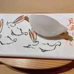 富小路 やま岸 - 花びら餅　懐紙に描かれた大将の絵が凄い