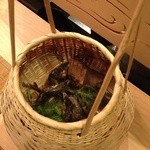 Ebisukuroiwa - 鮎カゴで供される鮎