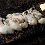 北海道牡蛎用黄油和酱油烧烤