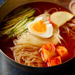 Kuroge Wagyuu Yakiniku Shichikouzan - 牛骨スープで味わう「冷麺」。コシの強い麺との相性はバッチリ。