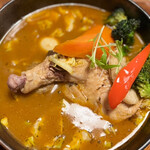 GARAKU - (上から)ガラクさんのスープは、
      豚骨、鶏、たっぷりの香味野菜をベースに
      香草、洋酒、完熟トマトなど30種類の食材を使用し、
      じっくり手間暇かけたブイヨンに
      天然素材の和風だしを加えているそう。