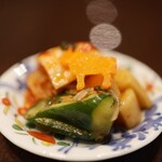 肉 听 - キムチ盛り合わせ