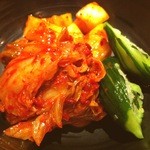 焼肉・ホルモンこそっと - キムチ盛合せ：白菜キムチは爽やかな辛味
