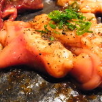 焼肉・ホルモンこそっと - ギアラ（ハーフサイズ）はコッテリし過ぎない程度のもので焼くとちょうど一口サイズに