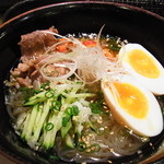 焼肉・ホルモンこそっと - 冷麺には焼きしゃぶのような肉とキムチ、胡瓜、半熟玉子、白髪葱