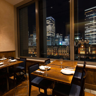 Enjoy your meal while watching the Tokyo Station Marunouchi station building bathed in the setting sun.