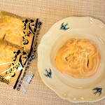 新垣カミ菓子店 - へらを使って形作っているそうです。すごいな～