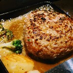 焼肉ホルモンブンゴ - 令和5年2月 ランチタイム
            レアハンバーグ定食220g 1500円
            サラダ、スープ、ご飯付き