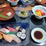 高玉 - 高玉セットは握り寿司、小鉢、お吸い物、フルーツに茶碗蒸しのセットで３１５０円です。

