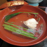高玉 - お寿司を少し食べたらお吸い物で口休め、鯛やじゅん菜等を使った上品なお吸い物です。
