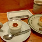 SHIBUYA CHEESE STAND - 右はチーズケーキ