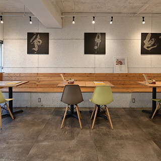 清潔感溢れる落ち着いた空間で、餃子とお酒を楽しむ至福のひと時