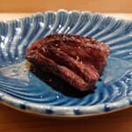 江戸焼肉 - 繊維にそって切り込みを入れてシマチョウの揉みだれ ………  ハラミは塩締めをしていて、今回は1時間半とゆっくり脱水している
