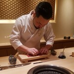 江戸焼肉 - 純血但馬万葉牛リブロースと田中農場のコシヒカリを使用した極上肉鮨