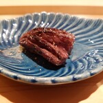 江戸焼肉 - 繊維にそって切り込みを入れてシマチョウの揉みだれ ………  ハラミは塩締めをしていて、今回は1時間半とゆっくり脱水している