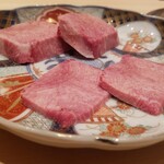 江戸焼肉 - 山形牛の神のタン　厚切りと薄切り　