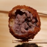 江戸焼肉 - メンチカツ　素晴らしい断面❗　サーロインとハラミを手切りして、テールスープ、塩で味付け。