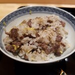 江戸焼肉 - 山椒　藁焼きの土鍋ご飯 　リブカブリやヒレミミなどを細かく切って藁で燻している土鍋ご飯　黄韮、玉葱も入れている❗