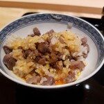 江戸焼肉 - 卵黄　藁焼きの土鍋ご飯 　リブカブリやヒレミミなどを細かく切って藁で燻している土鍋ご飯　黄韮、玉葱も入れている❗