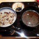 江戸焼肉 - 藁焼きの土鍋ご飯 　赤だし、お新香　リブカブリやヒレミミなどを細かく切って藁で燻している土鍋ご飯　黄韮、玉葱も入れている❗