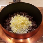 江戸焼肉 - 藁焼きの土鍋ご飯
      　リブカブリやヒレミミなどを細かく切って藁で燻している土鍋ご飯　黄韮、玉葱も入れている❗