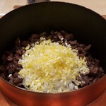 江戸焼肉 - 藁焼きの土鍋ご飯　リブカブリやヒレミミなどを細かく切って藁で燻している土鍋ご飯　黄韮、玉葱も入れている❗