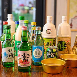 韩国的酒自不必说，酸味鸡尾酒和日本烧酒的阵容也很丰富◎