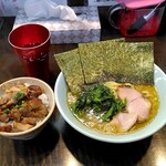 横浜家系ラーメン 作田家 - 家ラーメン830円+肉飯120円