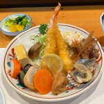 錦 - お決まりランチ1000円の大皿料理　海老フライはブラックタイガー