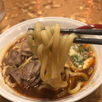 牛魔王 - 麺持ち上げ