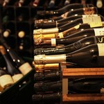 文菜華 - 専用ワインカーヴには常時レアシャンパンはじめ600本在庫を持つ