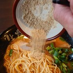 生粋家本店 - 到着した味噌四川ラーメンにすり胡麻を投入！

四川ラーメンと言っても滅茶苦茶辛くはない
輪切りになってる唐辛子が入ってる
少しピリ辛な辛さとなる

赤味噌の風味が立ってるねえ❕
これは結構好み