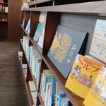 Tegami sha - 店内風景③  本棚には本がいっぱい