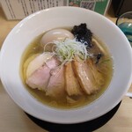 麺屋 いちょう - チャーシュー白醤油らぁめん+味玉