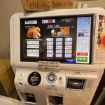 麺屋 桐龍 - 自販機で食券購入し、席を案内されるまで後ろで待っています。　トッピングは紙に書いて渡します。
