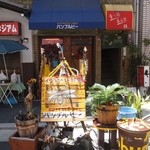 バンブルビー - 店の前の看板が怪しい雰囲気