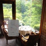 ル・ジャルダン - 席と席の間隔は広め。ゆったりと時間が過ごせます。