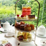 手前のクロテッドクリームとジャムは、無くなると新しいのを持ってきてくれました。