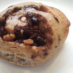 ベジカフェ - マクロビのシナモンロール。レーズンと胡桃たっぷりで、やさしい甘さ。