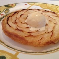 レストラン アラジン - リンゴの薄焼きタルト　バニラアイスクリーム添え