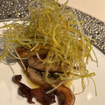 フォリオリーナ・デッラ・ポルタ・フォルトゥーナ - 前菜です。トッピングはポロネギの素揚げ