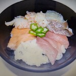 海鮮丼 若狭家 - ２月末まで期間限定の合格丼。めでたい魚、五種盛りタイ、赤エビ、まぐろ、イカ、サーモン、合格五角のオクラものって験担ぎ丼。美味かったです。