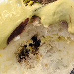 サカノウエカフェ - 中にはナッツやラムレーズン　ラムレーズン柔らかくて美味しかった！