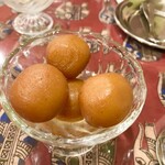 リトルスパイス - 小麦粉と砂糖、ミルクを合わせた生地をまん丸に成型して油で揚げ、シロップに漬けたクラブジャムン