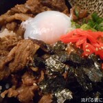 あぶり肉工房 西村家 - 牛すじ丼(温玉のせ)