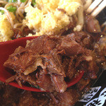 元祖 肉肉うどん - 肉ダブル(200円)。高蛋白低脂肪で甘濃い角煮風の牛スジ肉、とても美味しいです。
            