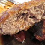 レストラン香味屋 - メンチカツ断面　肉汁がでています。