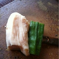 mori - しっとりとした大山トリ胸肉とオクラのブロシェット